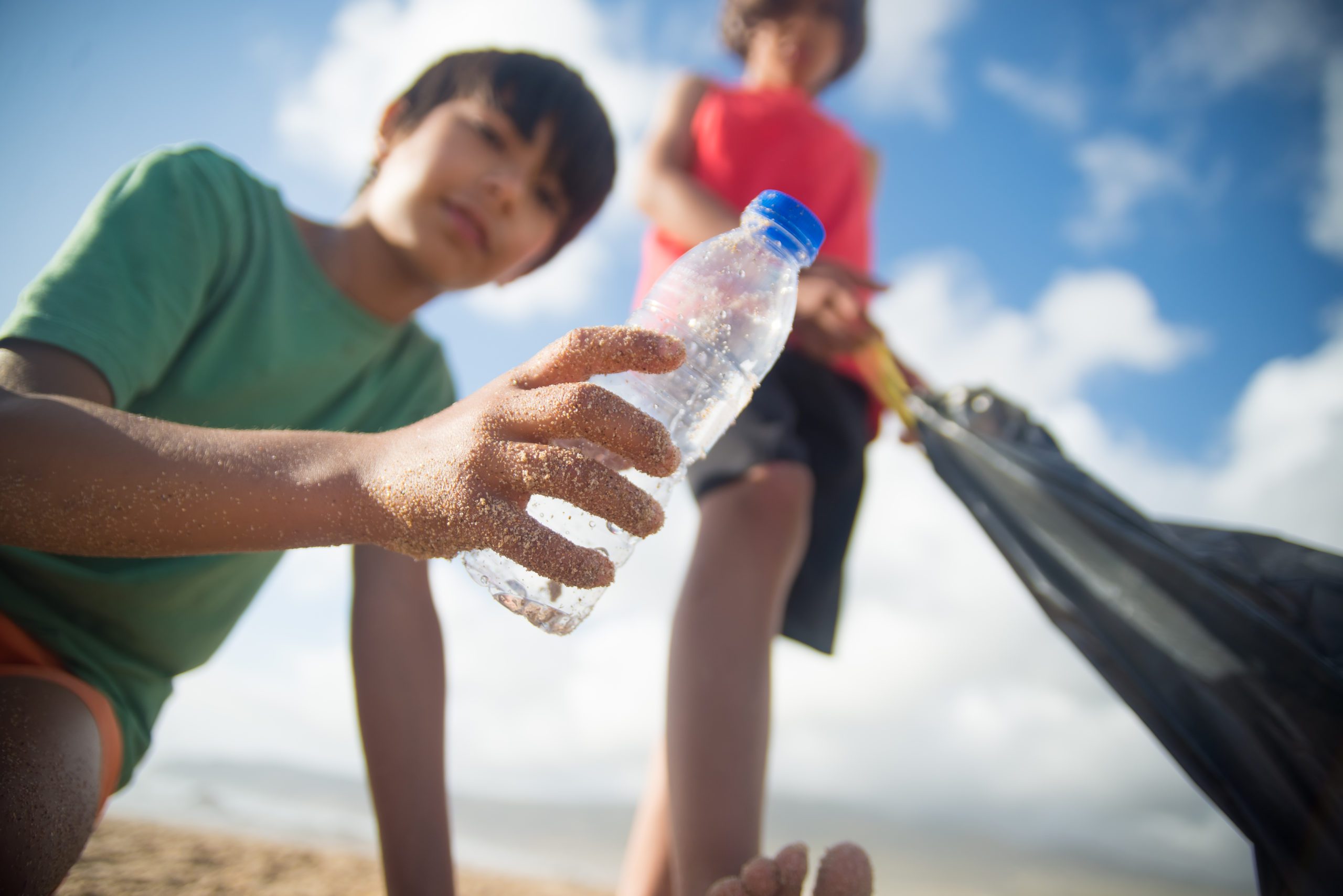 kids-cleanup-beach-plastic-bottle-supracycling