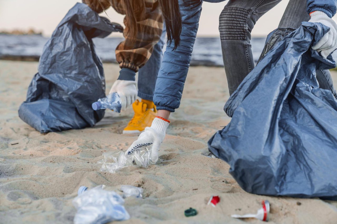 volunteers-cleaning-up-beach-supracycling